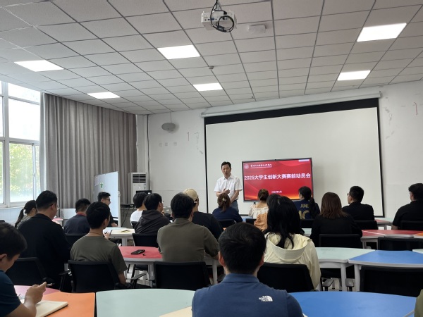 巴萨欧冠大胜锁定晋级名额风光无限拉什福德在替补席度过整场比赛全程注视亚马尔的梦幻表现(图1)